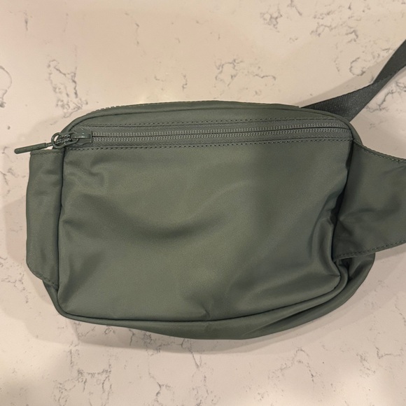 lululemon Everywhere Belt Bag 2L - Green - Like New! - Picture 4 of 4
